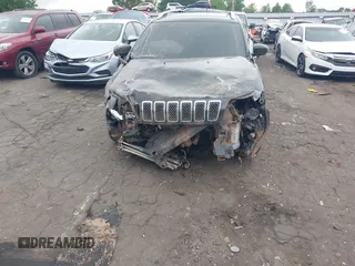 2019 Jeep Cherokee Latitude Plus z VIN 1C4PJLLB7KD482634, wystawiony jako IAAI lot #42131572 z przebiegiem 134 811 mil mil oraz . Historia ofert i sprzedaży dostępna na DreamBid. Obrazek 6.