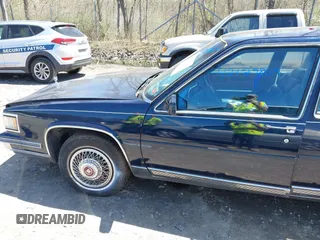 1988 Cadillac Fleetwood z VIN 1G6CB5153J4265796, wystawiony jako IAAI lot #42129869 z przebiegiem 63 756 mil mil oraz . Historia ofert i sprzedaży dostępna na DreamBid. Obrazek 6.