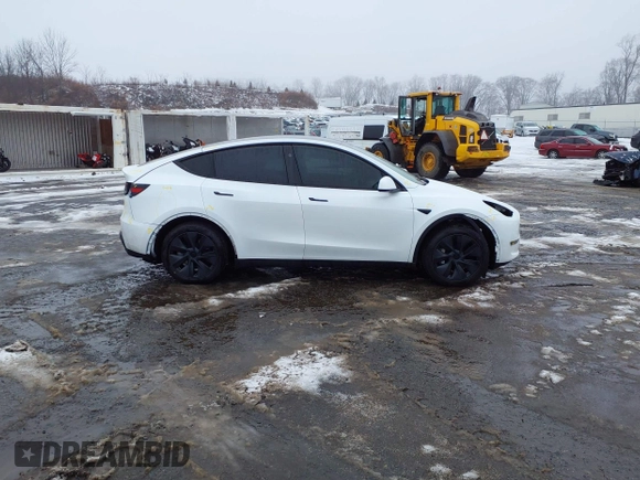 2024 Tesla Model Y Long Range z VIN 7SAYGDEE5RA326577, wystawiony jako IAAI lot #41531364 z przebiegiem 5353 mil mil oraz . Historia ofert i sprzedaży dostępna na DreamBid. Obrazek 13.