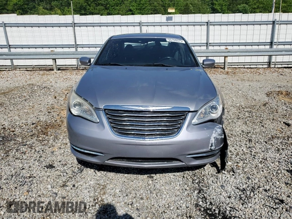 2013 Chrysler 200 Touring z VIN 1C3CCBBB3DN768437, wystawiony jako Copart lot #55159375 z przebiegiem 117 502 mil mil oraz Szkoda całkowita • Salvage title. Historia ofert i sprzedaży dostępna na DreamBid. Obrazek 5.