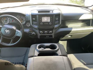 2019 Ram 1500 Tradesman z VIN 1C6SRFCT8KN585978, wystawiony jako Copart lot #78004934 z przebiegiem 102 838 mil mil oraz Czysty tytuł • Clean title. Historia ofert i sprzedaży dostępna na DreamBid. Obrazek 9.