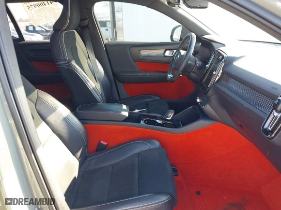 2021 Volvo XC40 with VIN YV4ED3UR4M2525090, listed as a IAAI auction lot 41400975 with 32,992 mi miles. Bid and sale history available at carsss.com. Image 5.