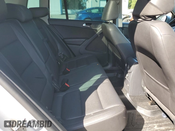 2012 Volkswagen Tiguan SE z VIN WVGAV7AXXCW513800, wystawiony jako Copart lot #53005945 z przebiegiem 155 920 mil mil oraz Tytuł czysty. Historia ofert i sprzedaży dostępna na DreamBid. Obrazek 11.