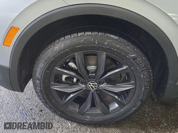 2024 Volkswagen Tiguan SE с VIN 3VV3B7AX9RM106728, выставлен на аукционе IAAI как лот 42845194 с пробегом 23 946 миль миль и . История ставок и продаж доступна на DreamBid. Изображение 45.