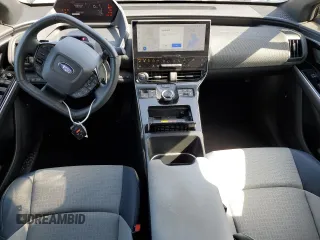 2024 Subaru Solterra Premium z VIN JTMABABA0RA063942, wystawiony jako Copart lot #53784865 z przebiegiem 9509 mil mil oraz Nie do naprawy. Historia ofert i sprzedaży dostępna na DreamBid. Obrazek 8.