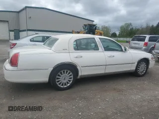 2005 Lincoln Town Car Signature z VIN 1LNHM81W75Y651123, wystawiony jako Copart lot #57106815 z przebiegiem 156 275 mil mil oraz Tytuł czysty. Historia ofert i sprzedaży dostępna na DreamBid. Obrazek 3.