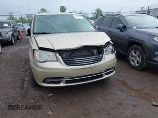 2011 Chrysler Town & Country Touring L z VIN 2A4RR8DG6BR677303, wystawiony jako IAAI lot #42168348 z przebiegiem 237 886 mil mil oraz . Historia ofert i sprzedaży dostępna na DreamBid. Obrazek 6.