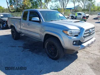 2017 Toyota Tacoma SR5 z VIN 5TFRZ5CN5HX053801, wystawiony jako IAAI lot #41783884 z przebiegiem 46 241 mil mil oraz . Historia ofert i sprzedaży dostępna na DreamBid. Obrazek 1.