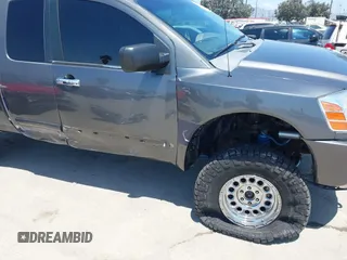 2006 Nissan Titan XE z VIN 1N6AA06B06N551578, wystawiony jako IAAI lot #42403828 z przebiegiem 143 420 mil mil oraz . Historia ofert i sprzedaży dostępna na DreamBid. Obrazek 6.