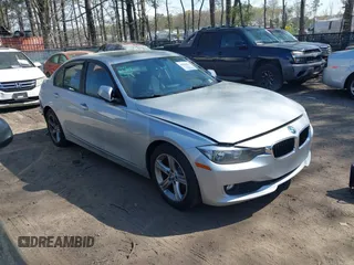 2015 BMW 3 Series 320i xDrive z VIN WBA3C3G57FNS74828, wystawiony jako IAAI lot #41920253 z przebiegiem 72 521 mil mil oraz . Historia ofert i sprzedaży dostępna na DreamBid. Obrazek 1.
