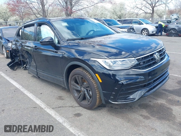 2024 Volkswagen Tiguan SE R-Line Black с VIN 3VV8B7AX0RM112035, выставлен на аукционе IAAI как лот 41978774 с пробегом 7 658 миль миль и . История ставок и продаж доступна на DreamBid. Изображение 1.