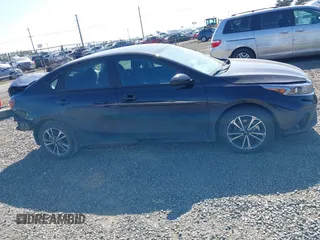2024 Kia Forte LXS z VIN 3KPF24AD6RE826949, wystawiony jako IAAI lot #42078753 z przebiegiem 13 679 mil mil oraz . Historia ofert i sprzedaży dostępna na DreamBid. Obrazek 13.
