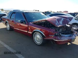 1996 Lincoln Town Car Signature z VIN 1LNLM82W9TY682198, wystawiony jako IAAI lot #41681108 z przebiegiem 93 330 mil mil oraz . Historia ofert i sprzedaży dostępna na DreamBid. Obrazek 1.