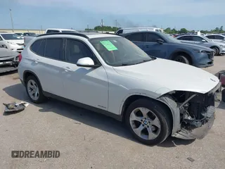 2015 BMW X1 sDrive28i z VIN WBAVM1C5XFV314769, wystawiony jako IAAI lot #42274925 z przebiegiem 147 201 mil mil oraz . Historia ofert i sprzedaży dostępna na DreamBid. Obrazek 1.