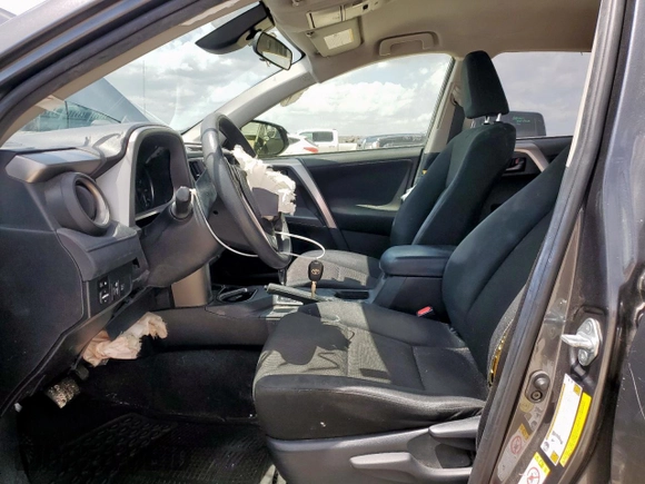 2017 Toyota RAV4 LE z VIN JTMZFREV9HJ137989, wystawiony jako Copart lot #60158975 z przebiegiem 75 840 mil mil oraz Szkoda całkowita • Salvage title. Historia ofert i sprzedaży dostępna na DreamBid. Obrazek 7.