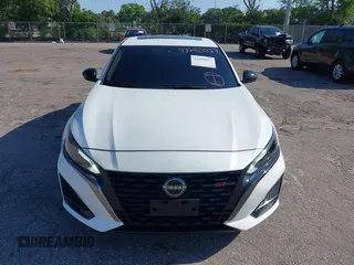 2023 Nissan Altima SR z VIN 1N4BL4CV6PN423635, wystawiony jako IAAI lot #42280027 z przebiegiem 21 193 mil mil oraz . Historia ofert i sprzedaży dostępna na DreamBid. Obrazek 6.