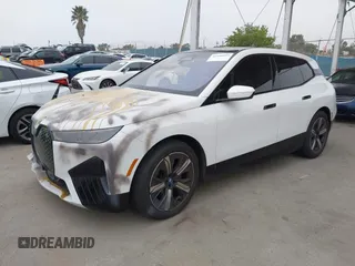 2022 BMW iX xDrive50 z VIN WB523CF01NCK27983, wystawiony jako IAAI lot #42106093 z przebiegiem 21 505 mil mil oraz . Historia ofert i sprzedaży dostępna na DreamBid. Obrazek 2.