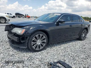 2013 Chrysler 300 S z VIN 2C3CCABG2DH618883, wystawiony jako Copart lot #55478355 z przebiegiem 318 531 mil mil oraz Szkoda całkowita • Salvage title. Historia ofert i sprzedaży dostępna na DreamBid. Obrazek 1.