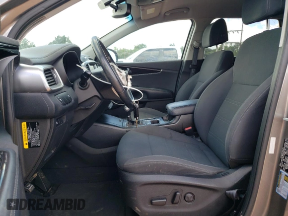 2017 Kia Sorento LX z VIN 5XYPG4A35HG297508, wystawiony jako Copart lot #56898275 z przebiegiem 137 498 mil mil oraz Szkoda całkowita • Salvage title. Historia ofert i sprzedaży dostępna na DreamBid. Obrazek 7.