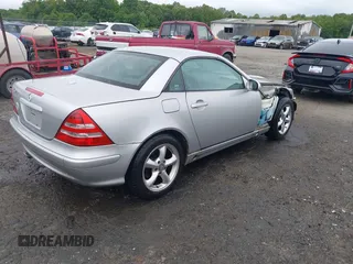 2001 Mercedes-Benz SLK 230/320 z VIN WDBKK65F61F223014, wystawiony jako IAAI lot #42193397 z przebiegiem 291 610 mil mil oraz . Historia ofert i sprzedaży dostępna na DreamBid. Obrazek 4.