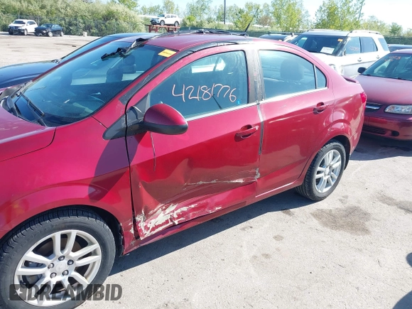 2014 Chevrolet Sonic LT z VIN 1G1JC5SH8E4153469, wystawiony jako IAAI lot #42181776 z przebiegiem 80 435 mil mil oraz . Historia ofert i sprzedaży dostępna na DreamBid. Obrazek 6.