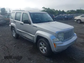 2012 Jeep Liberty Sport Latitude z VIN 1C4PJMAK3CW184080, wystawiony jako IAAI lot #42388392 z przebiegiem 113 472 mil mil oraz . Historia ofert i sprzedaży dostępna na DreamBid. Obrazek 1.