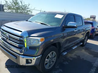 2017 Toyota Tundra Platinum z VIN 5TFAW5F15HX612228, wystawiony jako IAAI lot #41677281 z przebiegiem 157 425 mil mil oraz . Historia ofert i sprzedaży dostępna na DreamBid. Obrazek 19.