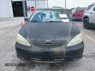 2002 Toyota Camry LE z VIN JTDBE32K420055676, wystawiony jako IAAI lot #42323221 z przebiegiem 286 891 mil mil oraz . Historia ofert i sprzedaży dostępna na DreamBid. Obrazek 6.