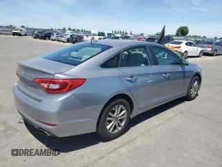 2017 Hyundai Sonata SE z VIN 5NPE24AF9HH477549, wystawiony jako Copart lot #57172315 z przebiegiem 130 643 mil mil oraz Szkoda całkowita • Salvage title. Historia ofert i sprzedaży dostępna na DreamBid. Obrazek 3.