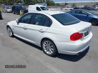 2011 BMW 3 Series 328i xDrive z VIN WBAPK7C56BA973869, wystawiony jako IAAI lot #42481840 z przebiegiem 112 972 mil mil oraz . Historia ofert i sprzedaży dostępna na DreamBid. Obrazek 3.