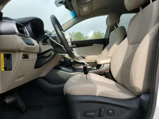 2018 Kia Sorento L z VIN 5XYPG4A35JG342050, wystawiony jako Copart lot #54517715 z przebiegiem 121 415 mil mil oraz Szkoda całkowita • Salvage title. Historia ofert i sprzedaży dostępna na DreamBid. Obrazek 7.