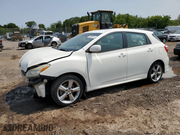 2009 Toyota Matrix S z VIN 2T1KE40E69C005557, wystawiony jako Copart lot #58575935 z przebiegiem 131 990 mil mil oraz Szkoda całkowita • Salvage title. Historia ofert i sprzedaży dostępna na DreamBid. Obrazek 1.