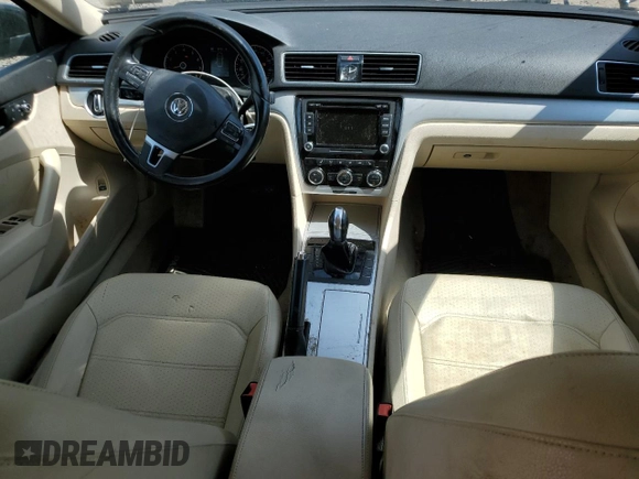 2012 Volkswagen Passat SE z VIN 1VWBP7A30CC071883, wystawiony jako Copart lot #53976725 z przebiegiem 206 180 mil mil oraz Szkoda całkowita • Salvage title. Historia ofert i sprzedaży dostępna na DreamBid. Obrazek 8.
