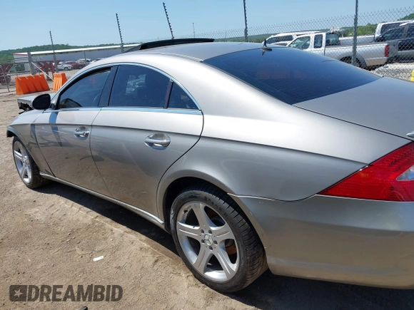 2006 Mercedes-Benz CLS 500 z VIN WDDDJ75X06A037541, wystawiony jako IAAI lot #42252829 z przebiegiem 151 295 mil mil oraz . Historia ofert i sprzedaży dostępna na DreamBid. Obrazek 15.