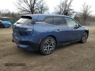 2023 BMW iX xDrive50 z VIN WB523CF0XPCL15501, wystawiony jako Copart lot #46117065 z przebiegiem 14 695 mil mil oraz Szkoda całkowita • Salvage title. Historia ofert i sprzedaży dostępna na DreamBid. Obrazek 3.