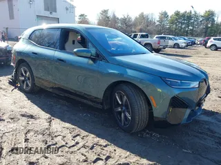 2025 BMW iX xDrive50 z VIN WB523CF09SCS94052, wystawiony jako IAAI lot #41822349 z przebiegiem 1233 mil mil oraz . Historia ofert i sprzedaży dostępna na DreamBid. Obrazek 1.