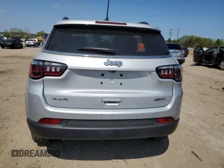 2025 Jeep Compass Latitude z VIN 3C4NJDBN1ST566404, wystawiony jako Copart lot #55024085 z przebiegiem 381 mil mil oraz Szkoda całkowita • Salvage title. Historia ofert i sprzedaży dostępna na DreamBid. Obrazek 6.