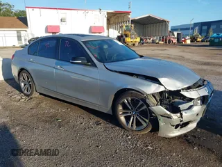 2015 BMW 3 Series 328i xDrive z VIN WBA3B3G56FNT68685, wystawiony jako IAAI lot #42516990 z przebiegiem 115 416 mil mil oraz . Historia ofert i sprzedaży dostępna na DreamBid. Obrazek 1.