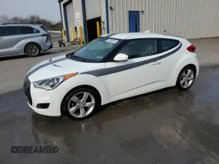 2014 Hyundai Veloster z VIN KMHTC6AD9EU183712, wystawiony jako Copart lot #53984655 z przebiegiem 108 605 mil mil oraz Szkoda całkowita • Salvage title. Historia ofert i sprzedaży dostępna na DreamBid. Obrazek 1.