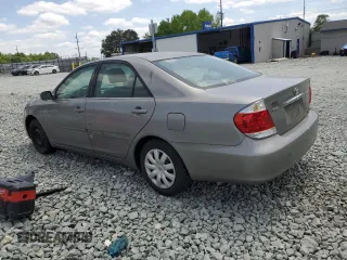 2005 Toyota Camry STD z VIN 4T1BE32K25U594905, wystawiony jako Copart lot #55049485 z przebiegiem 248 289 mil mil oraz Czysty tytuł • Clean title. Historia ofert i sprzedaży dostępna na DreamBid. Obrazek 2.