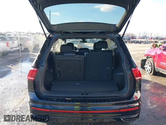 2023 Volkswagen Tiguan SE R-Line Black z VIN 3VVCB7AX5PM100499, wystawiony jako IAAI lot #41261505 z przebiegiem 26 677 mil mil oraz . Historia ofert i sprzedaży dostępna na DreamBid. Obrazek 17.