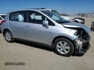2008 Nissan Versa S z VIN 3N1BC13E38L410791, wystawiony jako Copart lot #56428195 z przebiegiem 79 999 mil mil oraz Szkoda całkowita • Salvage title. Historia ofert i sprzedaży dostępna na DreamBid. Obrazek 4.