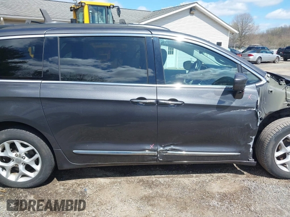 2017 Chrysler Pacifica Touring L with VIN 2C4RC1BG3HR511492, listed as a IAAI auction lot 41922578 with 139,393 mi miles and . Bid and sale history available at DreamBid. Image 14.