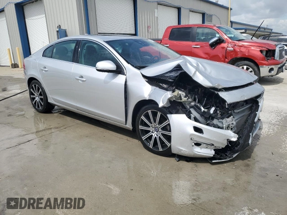 2017 Volvo S60 Inscription Platinum z VIN LYV402HMXHB129950, wystawiony jako Copart lot #54382365 z przebiegiem 92 868 mil mil oraz Szkoda całkowita • Salvage title. Historia ofert i sprzedaży dostępna na DreamBid. Obrazek 4.