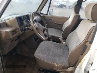 1990 Mitsubishi Montero z VIN JA4GJ31S2LJ003083, wystawiony jako Copart lot #73539314 z przebiegiem 115 191 mil mil oraz Nie do naprawy • Non repairable. Historia ofert i sprzedaży dostępna na DreamBid. Obrazek 7.