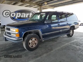 1999 Chevrolet Suburban z VIN 3GNFK16R9XG138018, wystawiony jako Copart lot #55216195 z przebiegiem 286 304 mil mil oraz Czysty tytuł • Clean title. Historia ofert i sprzedaży dostępna na DreamBid. Obrazek 1.