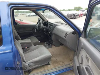 1999 Nissan Frontier XE z VIN 1N6DD26S5XC319085, wystawiony jako IAAI lot #42469039 z przebiegiem 59 251 mil mil oraz . Historia ofert i sprzedaży dostępna na DreamBid. Obrazek 5.