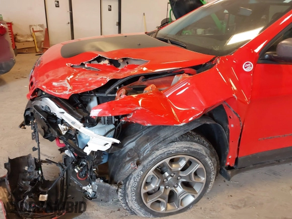 2021 Jeep Cherokee Trailhawk с VIN 1C4PJMBX2MD236855, выставлен на аукционе IAAI как лот 41254855 с пробегом 18 452 миль миль и . История ставок и продаж доступна на DreamBid. Изображение 6.