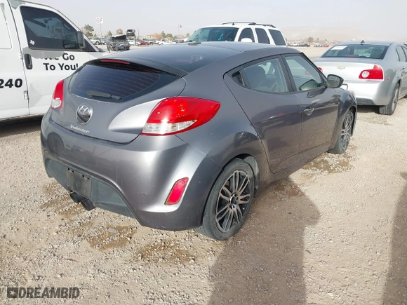 2015 Hyundai Veloster RE:FLEX with VIN KMHTC6AD1FU232984, listed as a IAAI auction lot 41570593 with 180,435 mi miles. Bid and sale history available at carsss.com. Image 4.