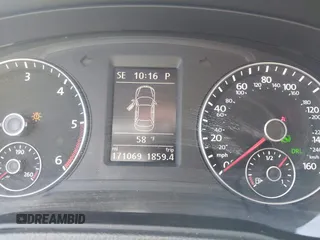 2013 Volkswagen Passat SE z VIN 1VWBN7A36DC061933, wystawiony jako IAAI lot #41972986 z przebiegiem 171 069 mil mil oraz . Historia ofert i sprzedaży dostępna na DreamBid. Obrazek 7.